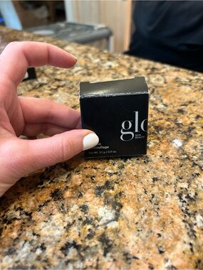 Glo Skin Beauty face and body Concealer - Beige